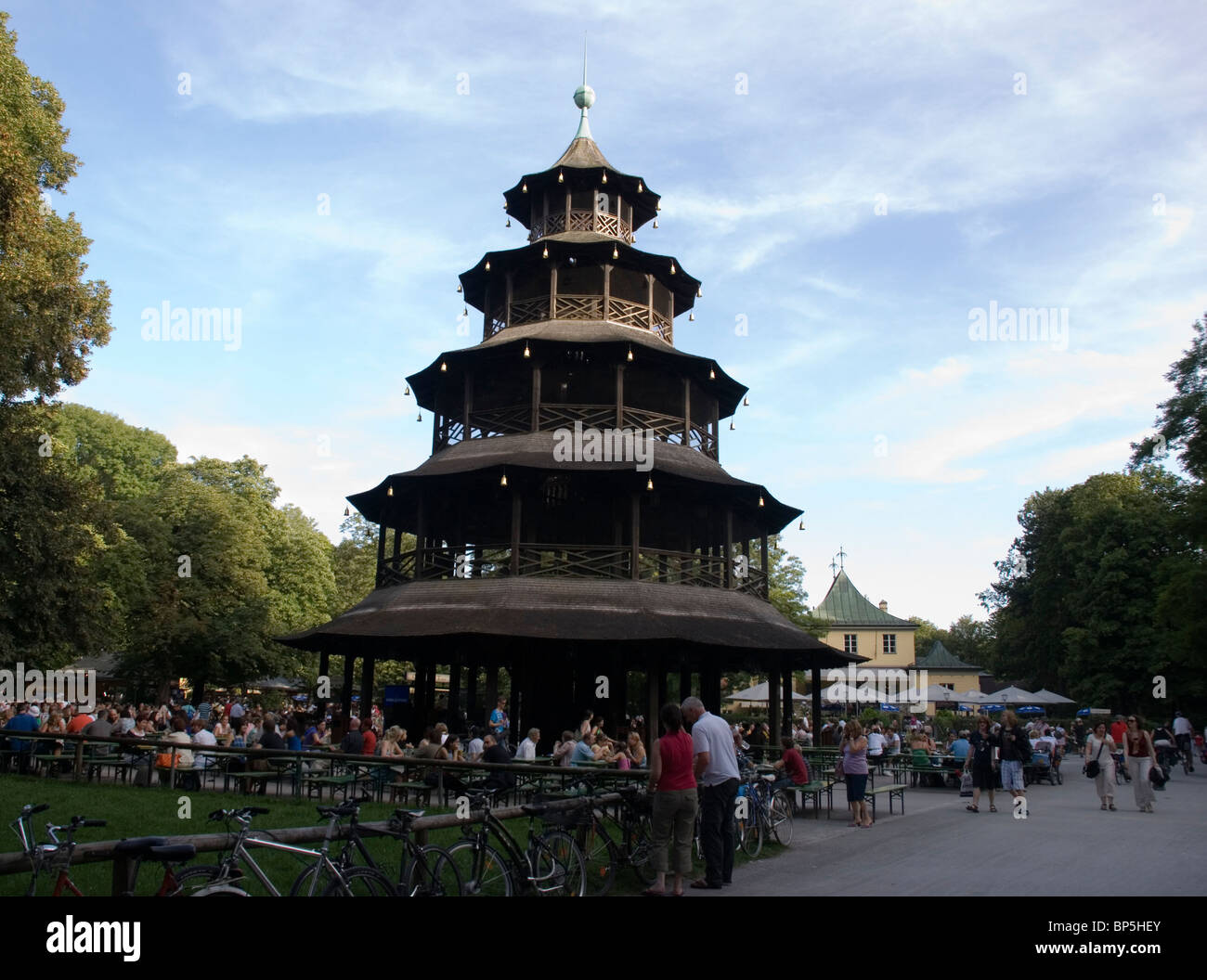 Der Chinesischer Turm ("chinesischen Turm") ist eine 25 Meter hohe Holzkonstruktion, in Englisher Garten in München, Deutschland Stockfoto