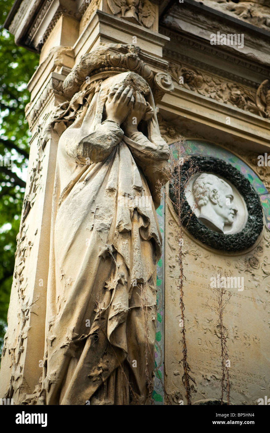 In der Regel reich verzierte Gräber und Grabsteine, Friedhof Père Lachaise Stockfoto