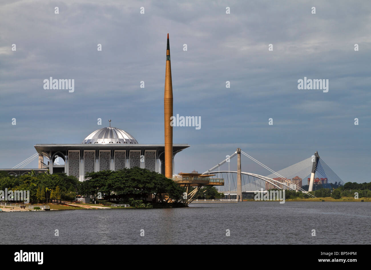 Putrajaya mit Stahl-Moschee, Jahrtausends Denkmal und Seri Saujana Brücke, Kuala Lumpur, Malaysia Stockfoto