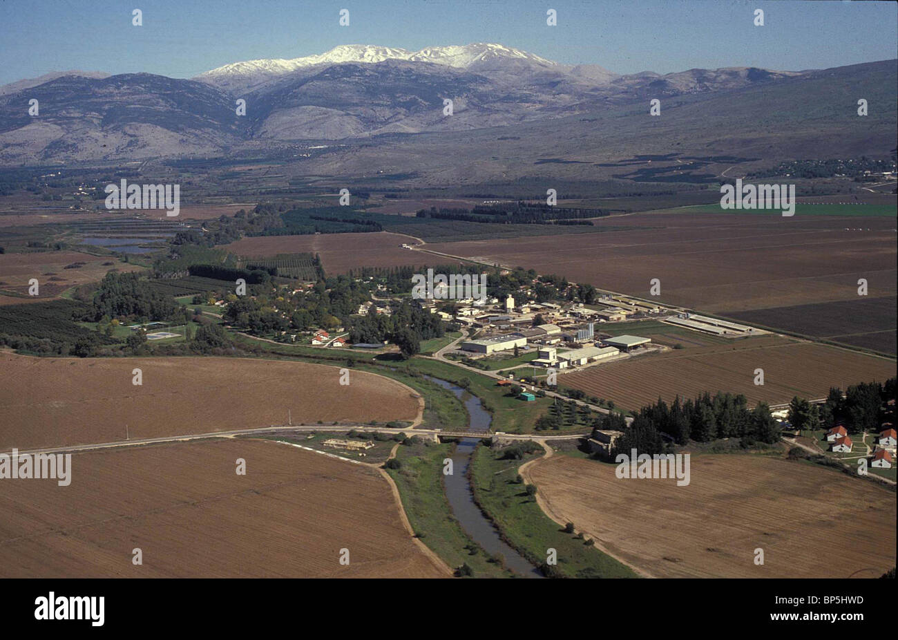 DEM BERG HERMON - DIE NÖRDLICHSTE GRENZE DES JOSHUAS EROBERUNGEN VON LAND CNAAN. EHRUNGEN DES JORDANS STAMMEN BEI DER Stockfoto