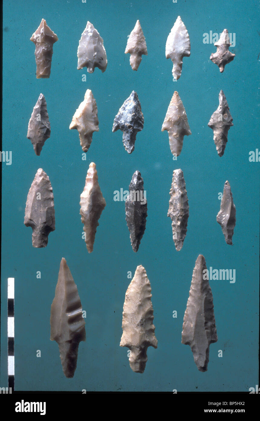 3377. 8. JAHRTAUSEND FLINT ARROOWHEADS GLEICHZEITIG BEWIESEN DIE VERWENDUNG VON PFEIL UND BOGEN ZU JENER ZEIT Stockfoto