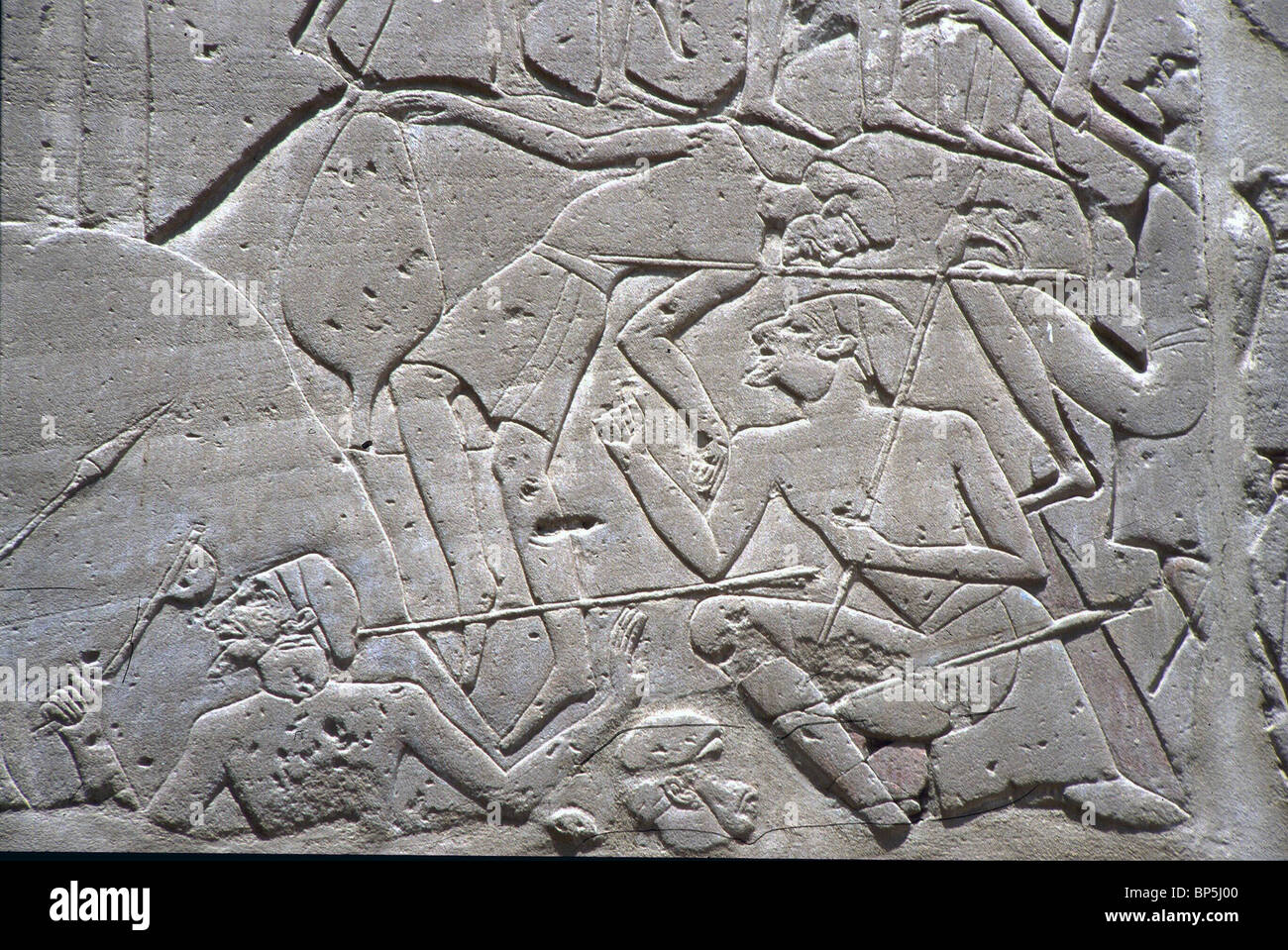 DETAIL-DARSTELLUNG DER TOTEN SHASU - LEUTE VON CNAAN NACH EINEM KAMPF MIT ÄGYPTISCHEN SOLDATEN C. 1318-1301 V. CHR. WAND SCHNITZEN Stockfoto