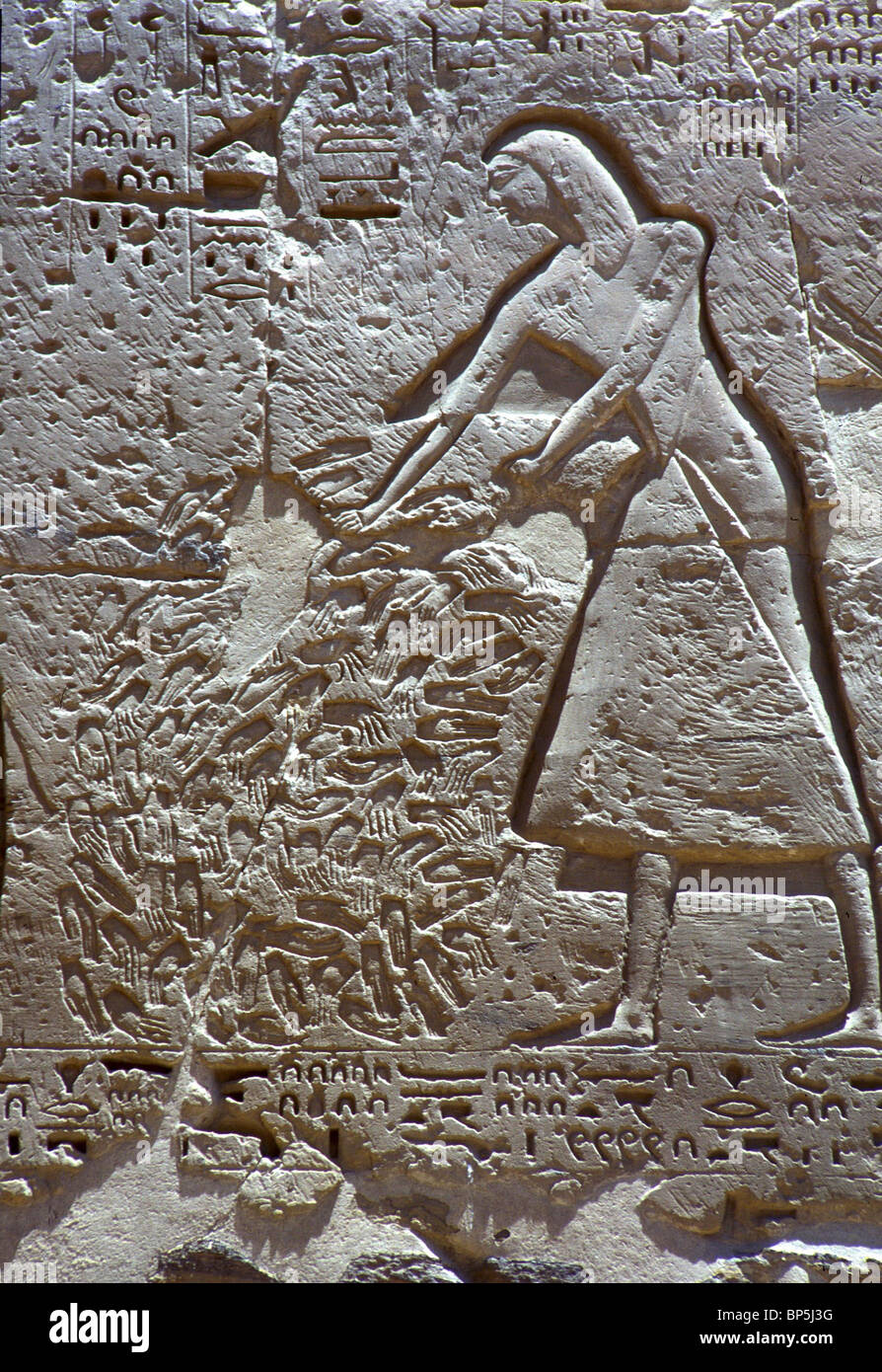 ÄGYPTISCHEN BEAMTEN ZÄHLEN DIE ABGETRENNTEN HÄNDE DER FEINDLICHEN TOTEN UM FESTZUSTELLEN, DIE ZAHL DER FEINDLICHEN SOLDATEN GETÖTET Stockfoto