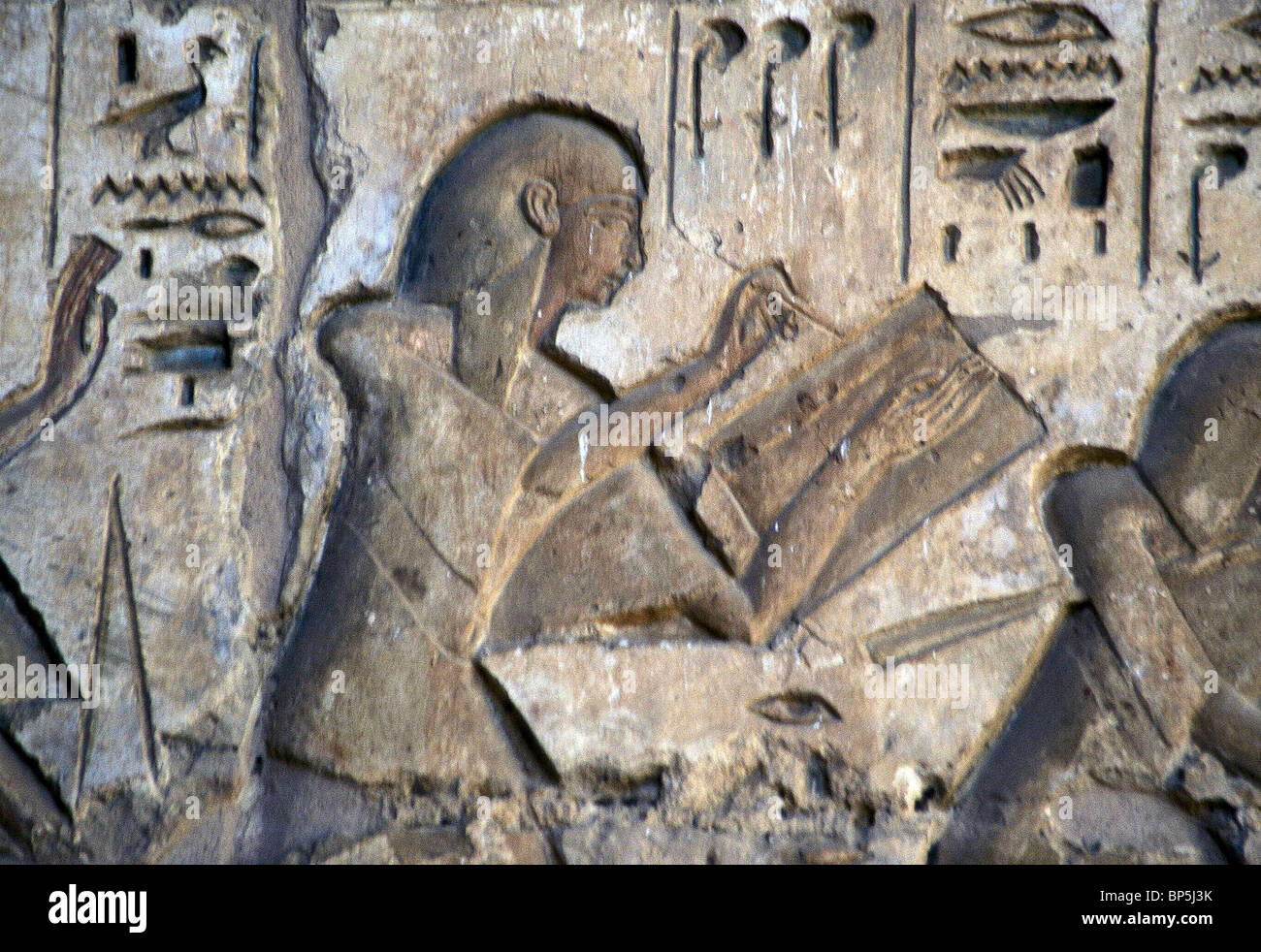 SCHREIBER, DIE REGISTRIERUNG DER NUMMERN DER FEINDLICHEN TOTEN. RELIEF IN DEN GROßEN TEMPEL VON MEDINET HABU DARSTELLUNG DER KÄMPFE VON RAMSES Stockfoto