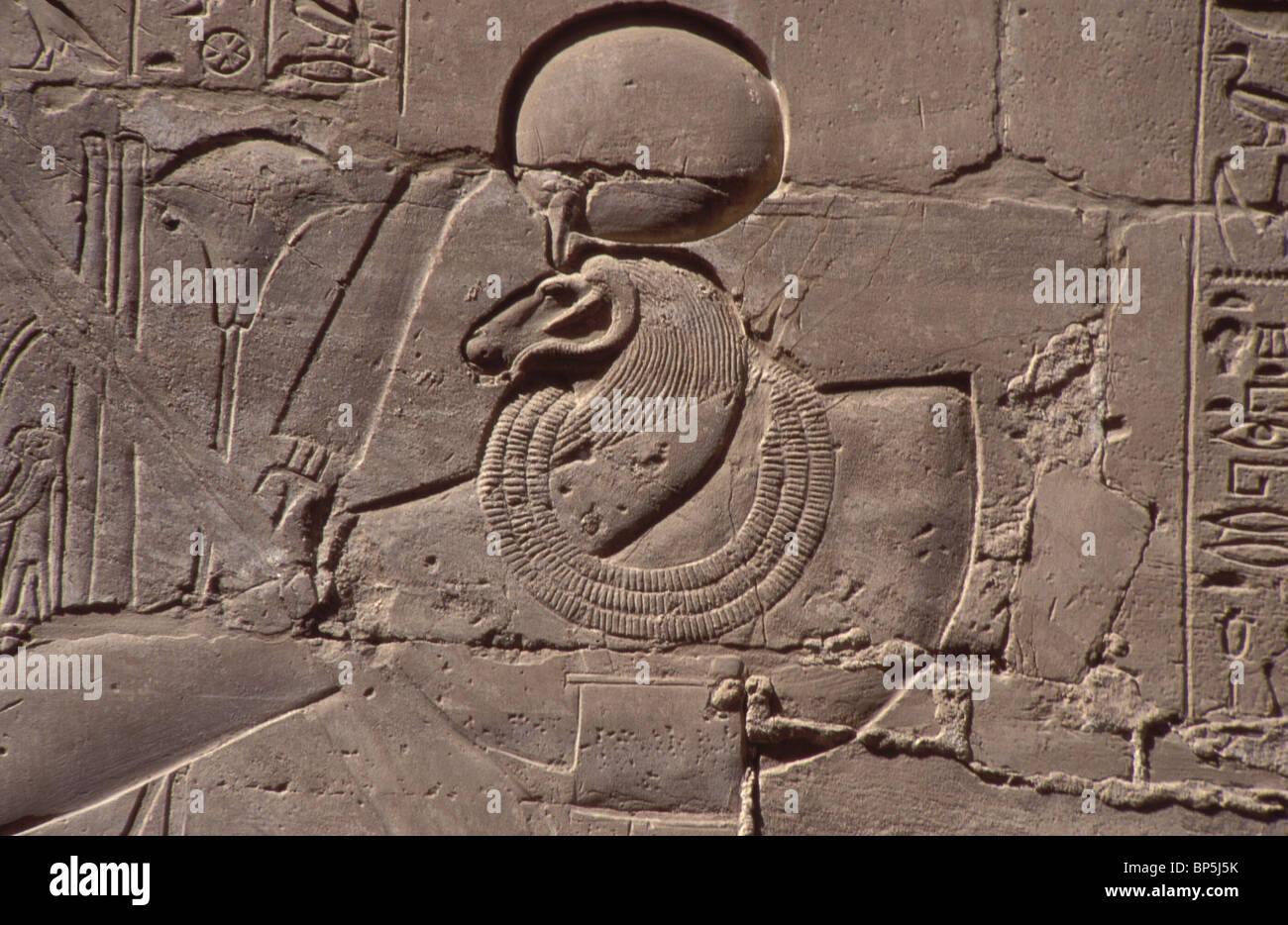 3589. WIDDERKOPF GEKRÖNT DURCH DIE SONNENSCHEIBE WAR DIE INSIGNIEN DES GROßEN BARKE DES GOTTES AMUN Stockfoto