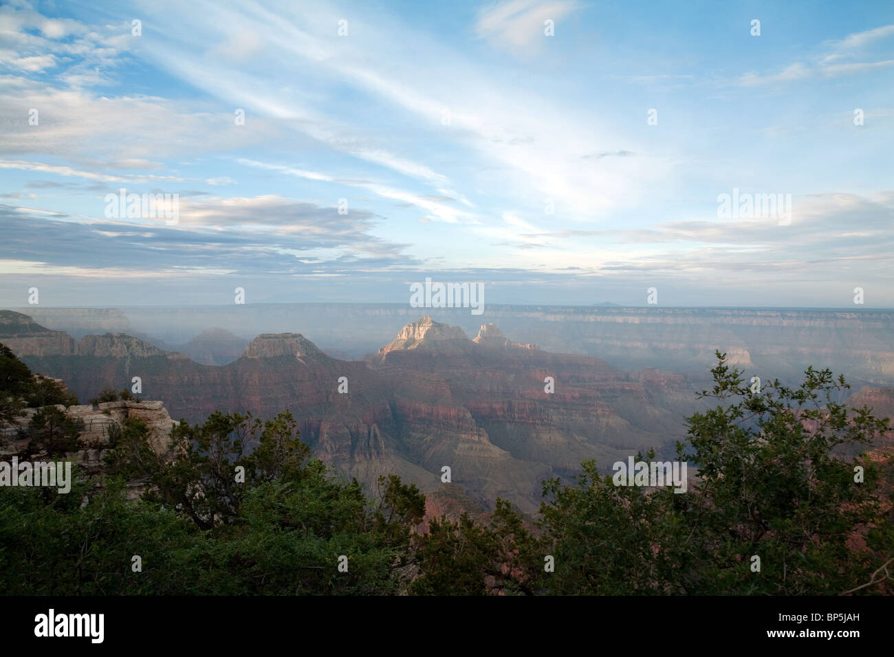 Der Grand Canyon bei Sonnenaufgang gesehen vom North Rim Grand Canyon Lodge, Arizona, USA Stockfoto