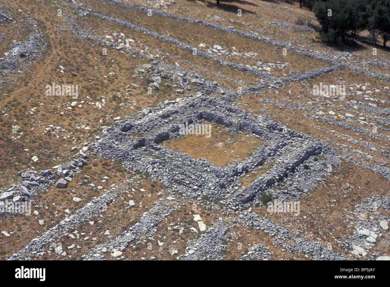 MT. EBAL - BLEIBT EINE STEINSTRUKTUR, VORGESCHLAGEN VON EINIGEN ARCHÄOLOGEN AUF DEM ALTAR VON JOSHUA GEBAUT WERDEN. Dann Joshua baute ein Stockfoto