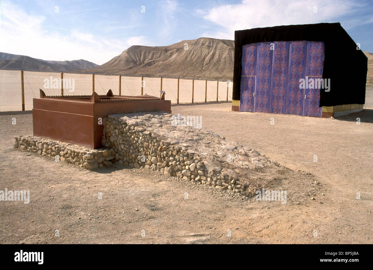 BRONZEALTAR? (EXODUS 27: 1-8 38: 1-7) Befindet sich vor dem Zelt der TABERNAKEL Modell aus der Wildnis-Hütte befindet sich in Stockfoto