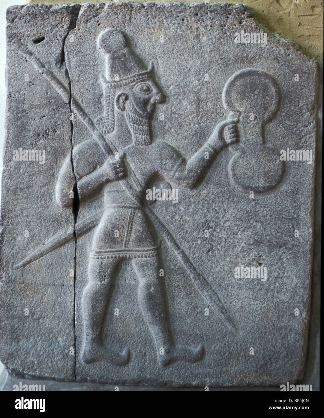 3754 HITTITE FIGUR, MÖGLICHERWEISE MIT DEM GOTT DES KRIEGES, HÄLT EIN SCHILD UND LANZE. ZINJIRILI, C. 9.. C. V. CHR. Stockfoto