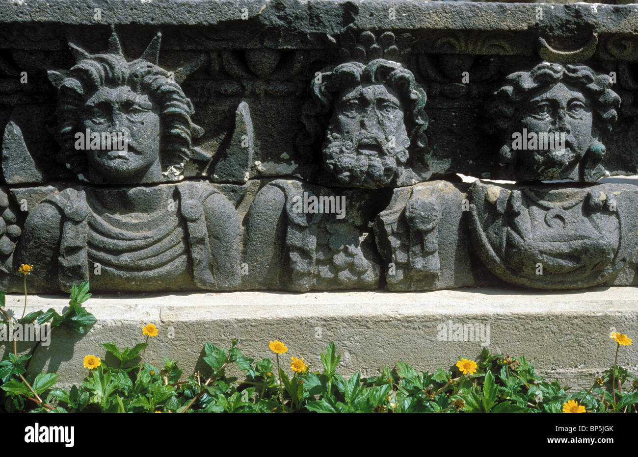 3914. BASALT TÜRSTURZ VON GOLAN DARSTELLUNG PROGRAMMATISCH FLANKIERT VON DEM SONNENGOTT AUF DER LINKEN SEITE UND MOND GOTT AUF SEINER RECHTEN SEITE. SPÄTE RÖMISCHE Stockfoto