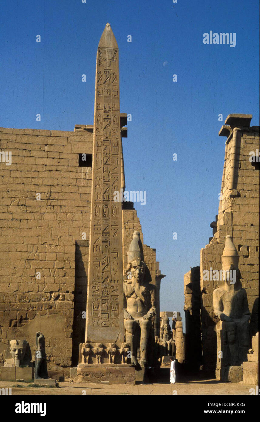 4885. HIEROGLYPHISCHE INSCHRIFT AUF DEM OBELISKEN AM EINGANG DES GROßEN TEMPELS IN LUXOR Stockfoto