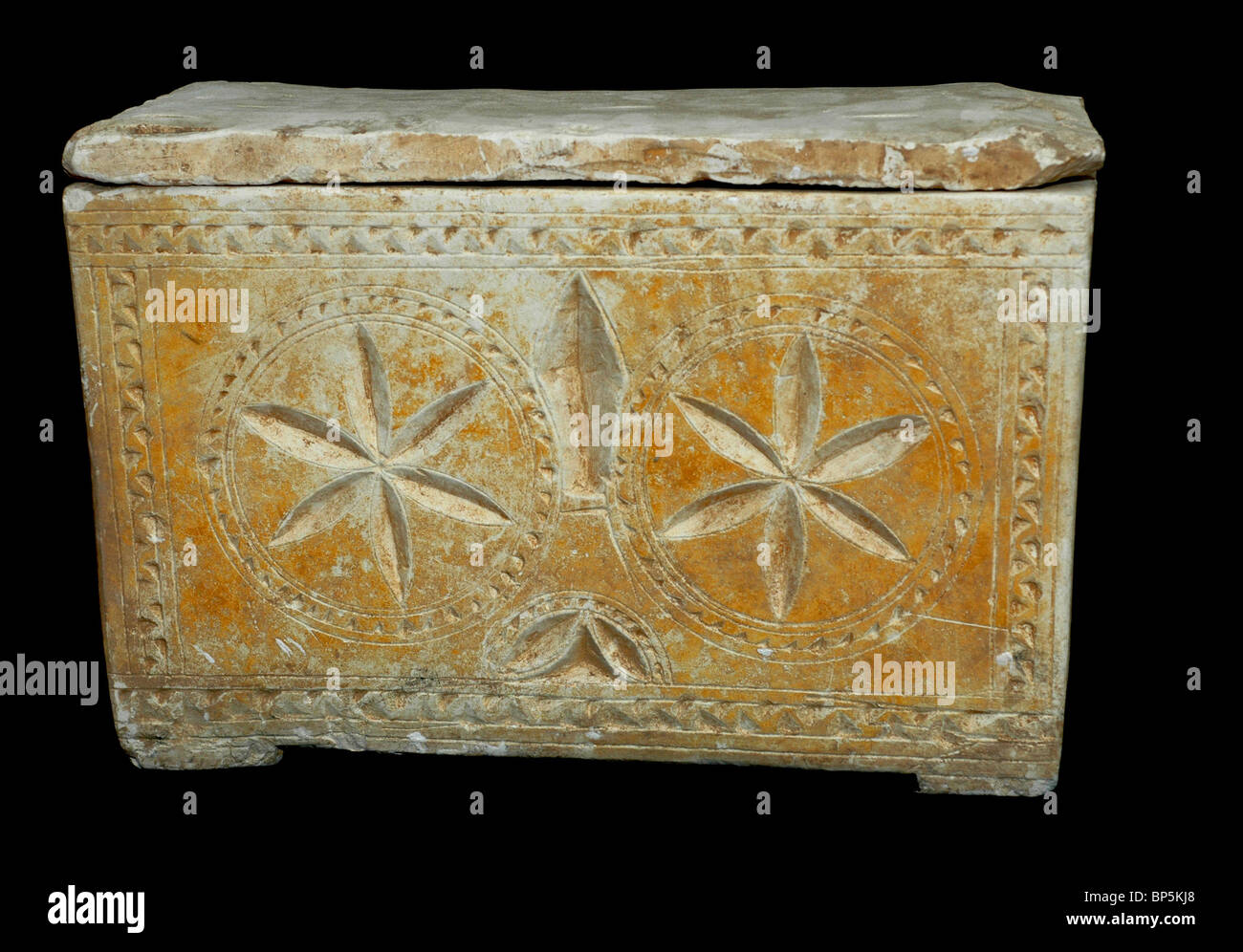 5267. dekorierten Beinhaus aus einem Felsen gehauen jüdischen Familie Grab in der Nähe von Jerusalem, Dativ C. 1.. C. AD Stockfoto