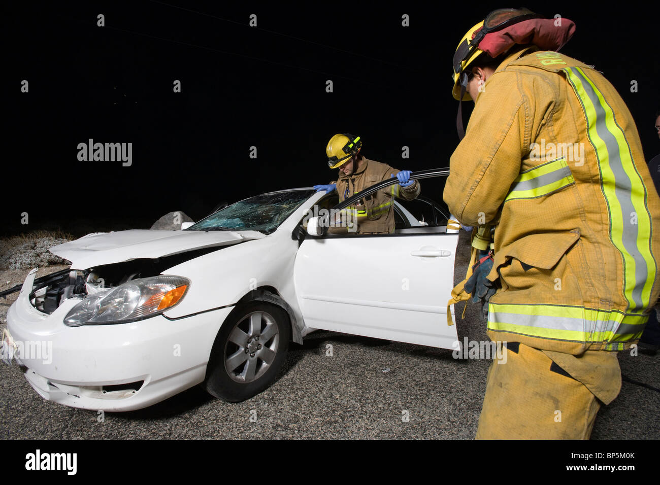 Feuerwehr prüfen, Auto nach crash Stockfoto