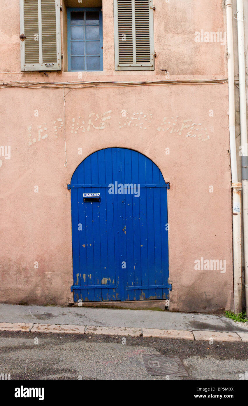 Helle blaue Tür in Marseille, mit Schild "le Phare des Elfes" Stockfoto