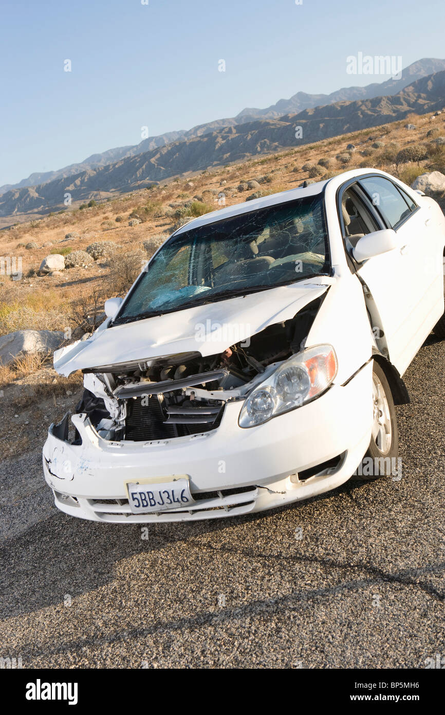 Beschädigtes Auto in Wüste Stockfoto
