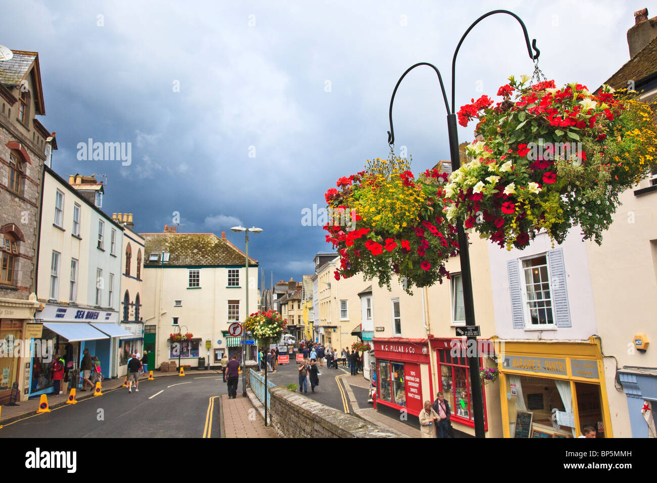 Hängeaufbewahrung Blumen in Dartmouth, Devon, UK Stockfoto