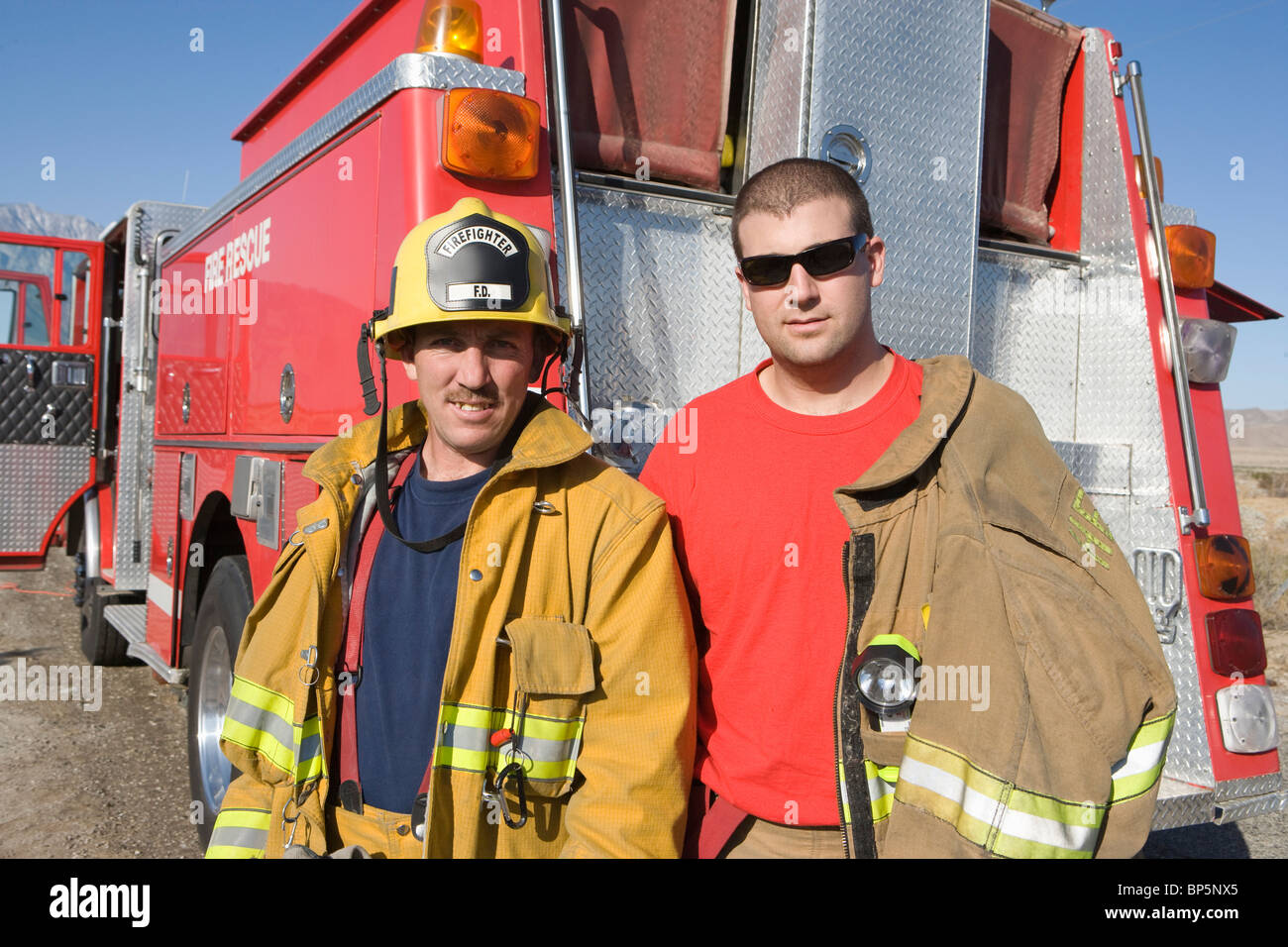 Feuerwehrleute vor LKW Stockfoto