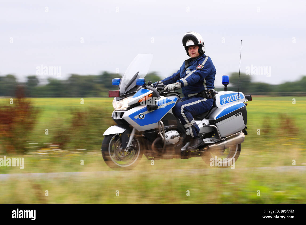 Deutsche Polizei Motorradfahrer Überprüfung der Straße während des 2010 Vattenfall Cyclassics Rennens. Stockfoto