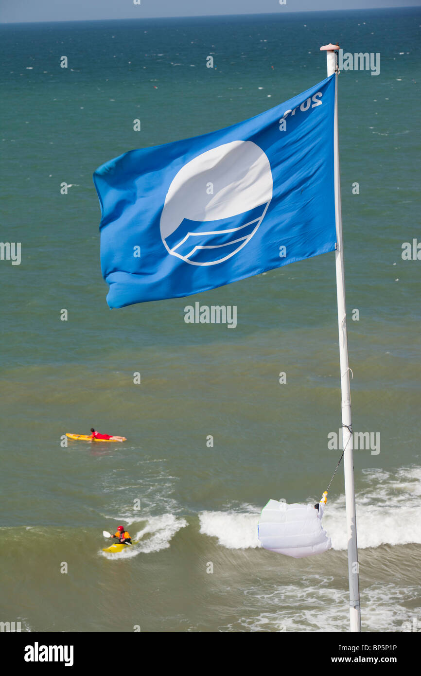 Ein Strand mit blauer Flagge in Sheringham, Norfolk, Großbritannien. Stockfoto