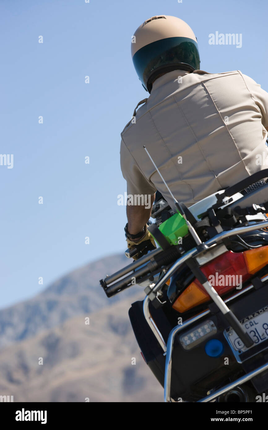 Highway Patrol Officer auf Motorrad Stockfoto