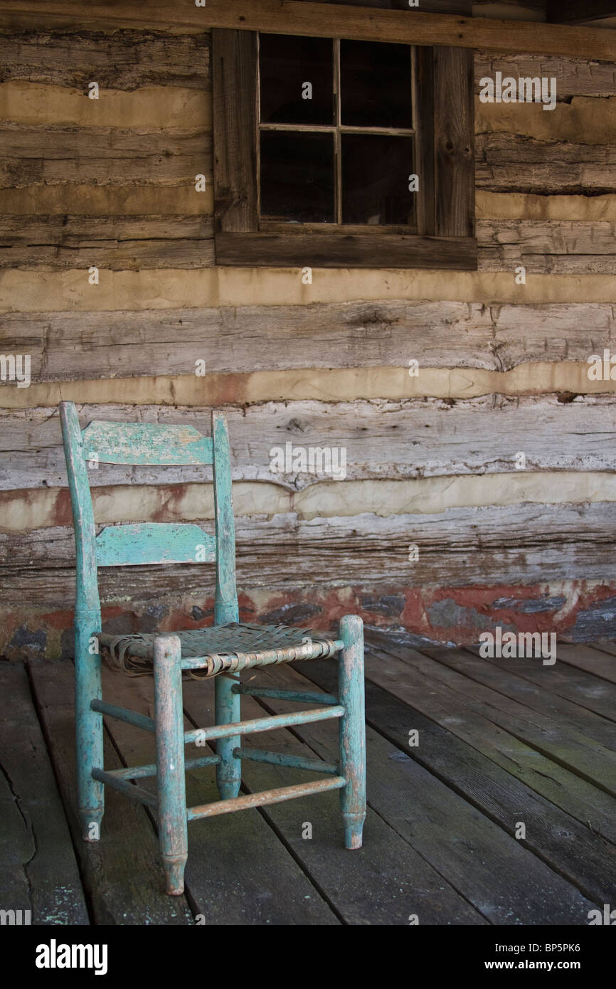 Alte antike Schaukelstuhl auf Holzterrasse der Blockhütte Stockfoto