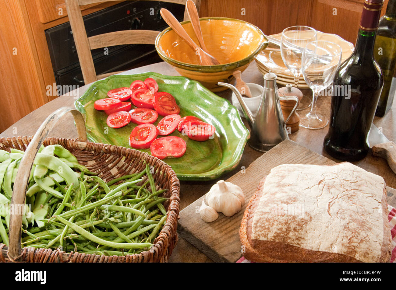 Essen am Tisch in französische Landküche Stockfoto