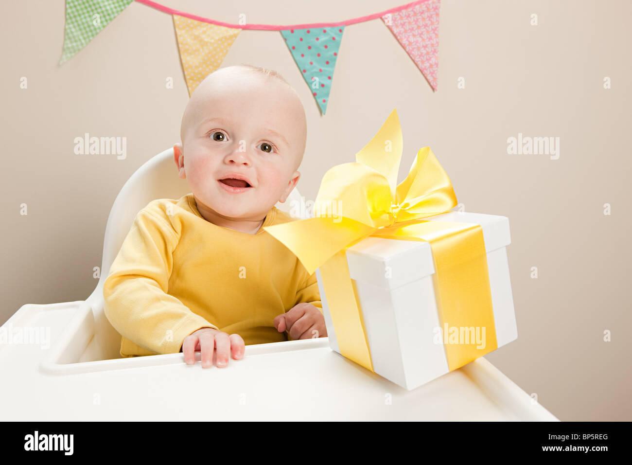 Baby Junge Sitzen Im Hochstuhl Mit Geschenk Box Stockfoto Bild
