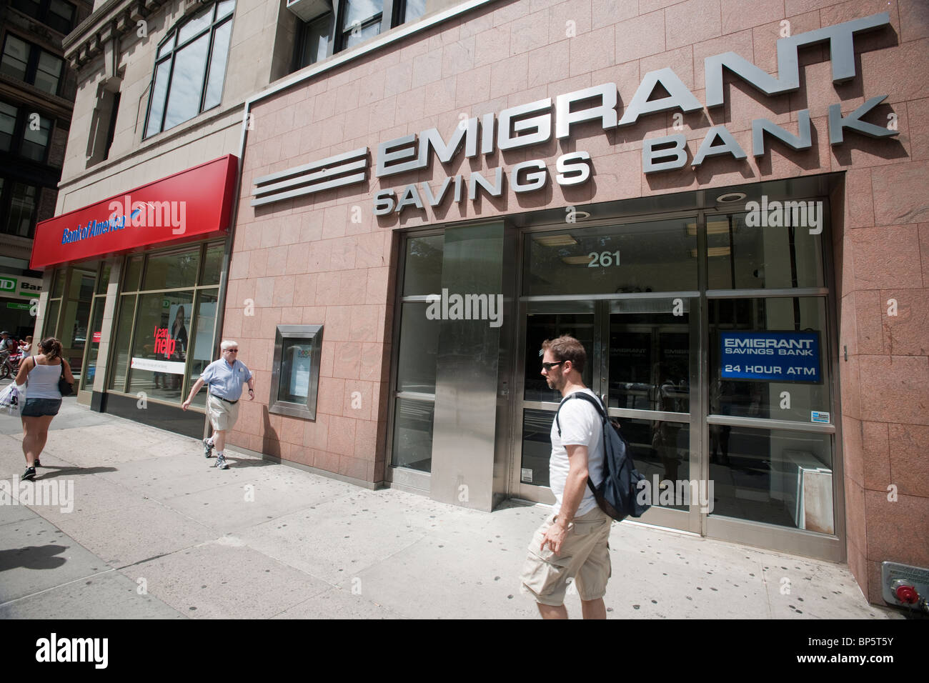 Emigrant Savings Bank und Bank of America Niederlassungen neben einander in Lower Manhattan in New York Stockfoto