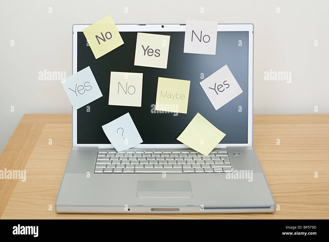 Selbstklebende Notizen auf laptop Stockfoto