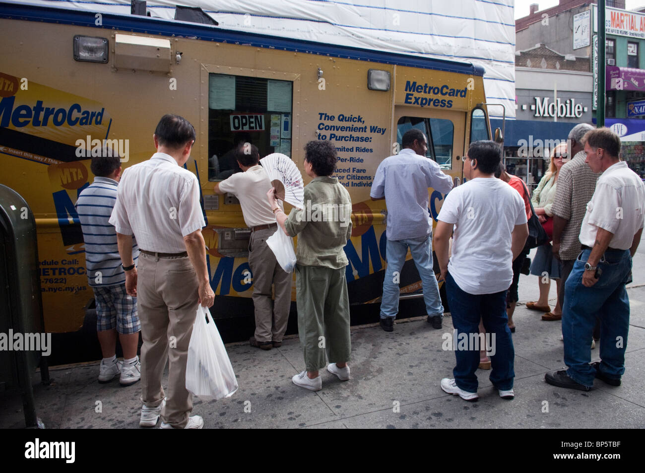 Eine Metrocard Vertrieb LKW an der Main Street u-Bahnstation in Flushing in Queens in New York Stockfoto
