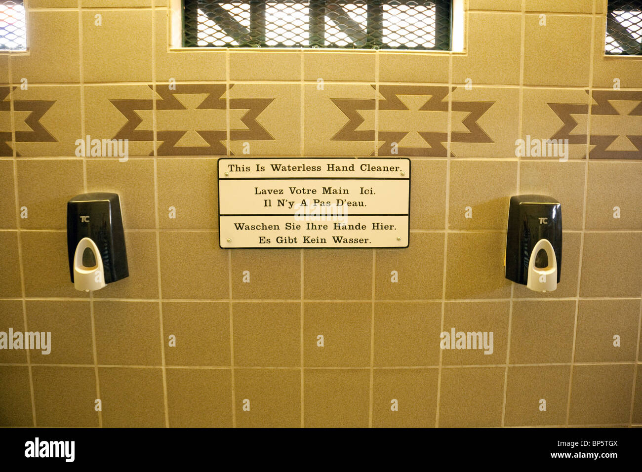 Umweltfreundliche wasserlose Handreiniger in eine Toilette in Arizona USA Stockfoto