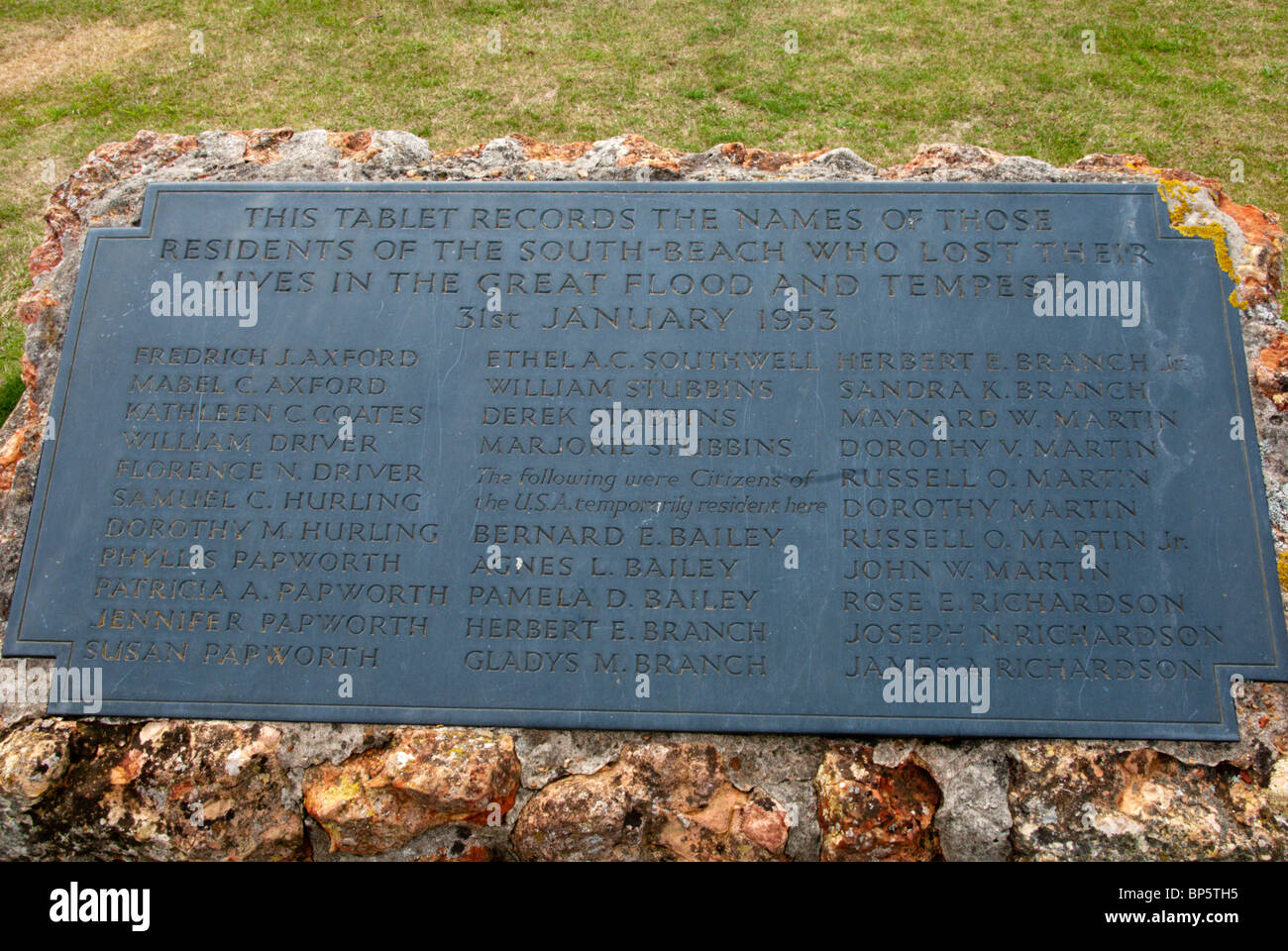 Eine Gedenktafel, die Aufnahme der Namen der Verstorbenen in den 1953 Fluten im Hunstanton South Beach, Norfolk, England Stockfoto