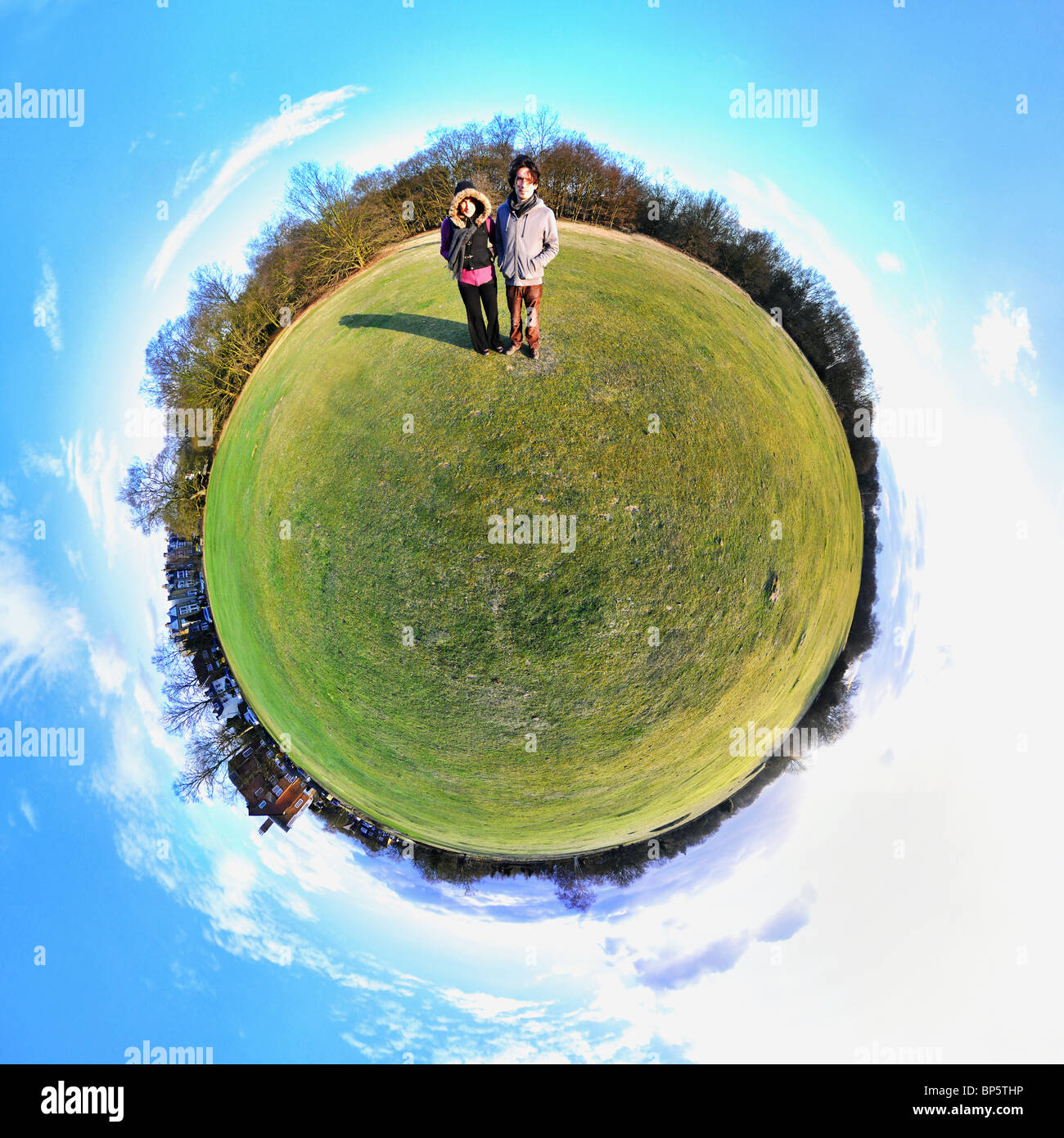 Menschen im Park mit kleinen Planeten Wirkung Stockfoto