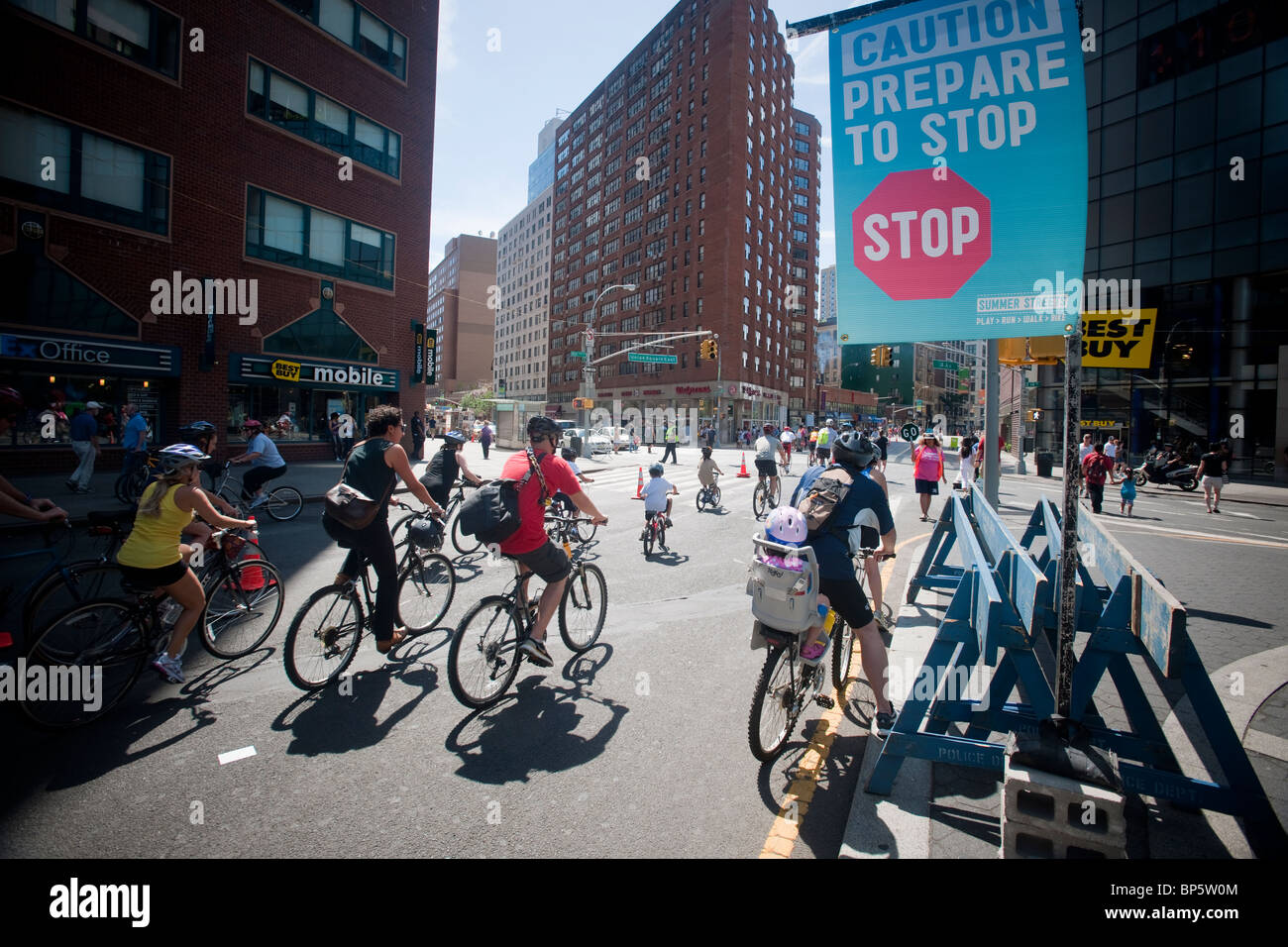 Fahrräder vorzubereiten, während der New York Summer Streets-Veranstaltung am East 14th Street zu stoppen Stockfoto