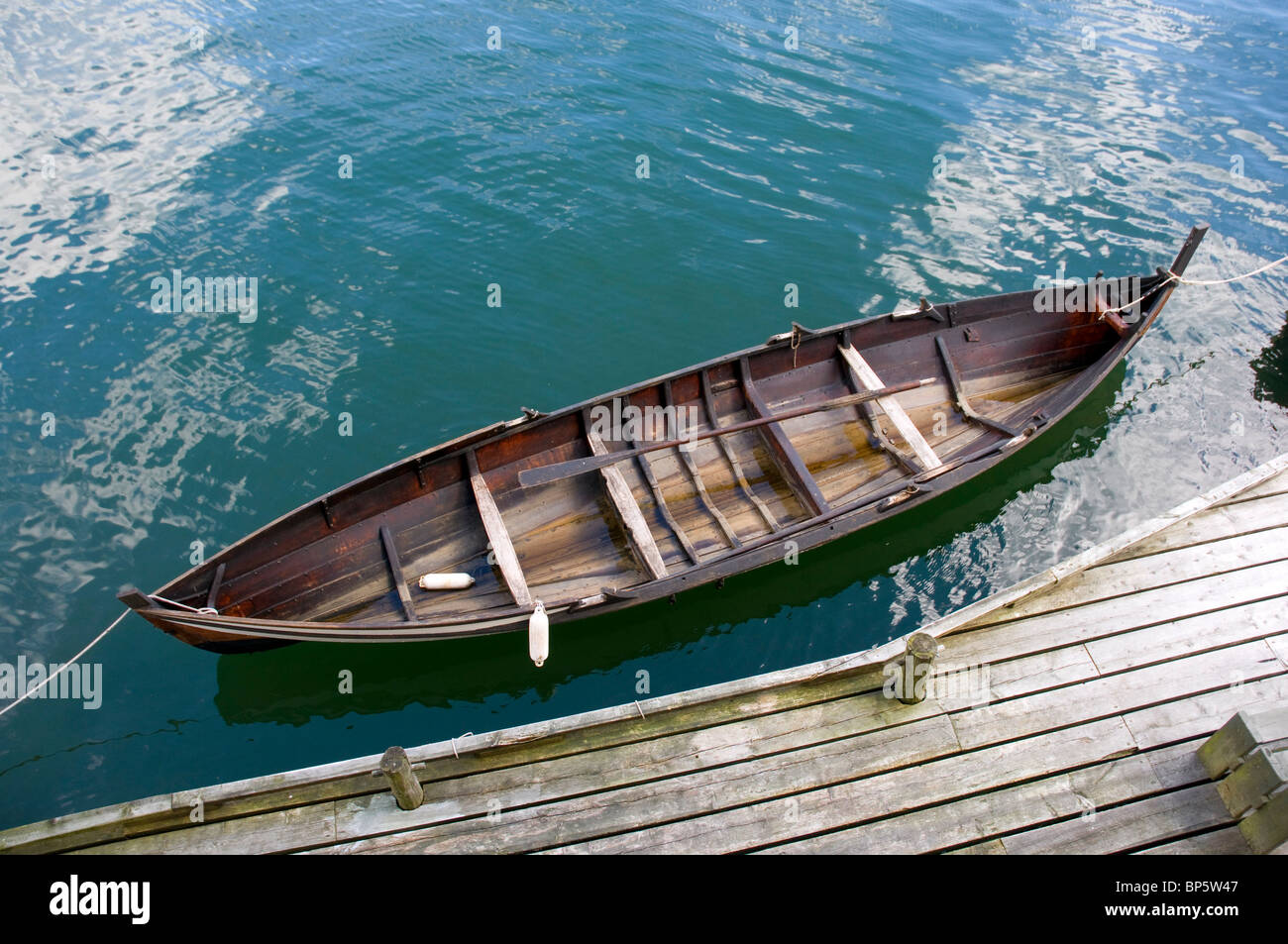 A bauen traditionell norwegischen Ruderboot Holzboot von oben an der Uferstraße gebunden. Stockfoto