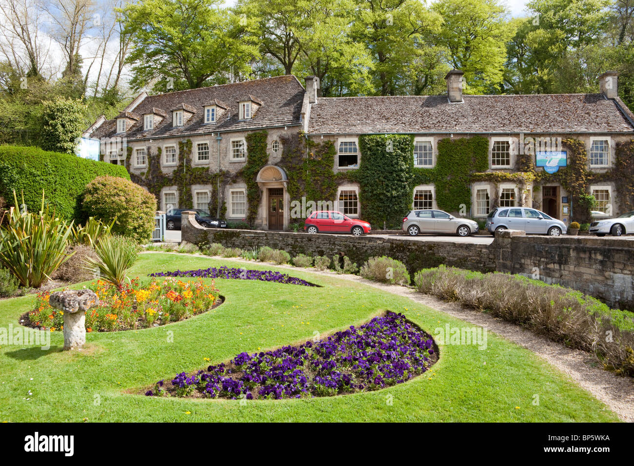 Das Swan Hotel neben dem Fluss Coln in Cotswold Dorf von Bibury, Gloucestershire Stockfoto