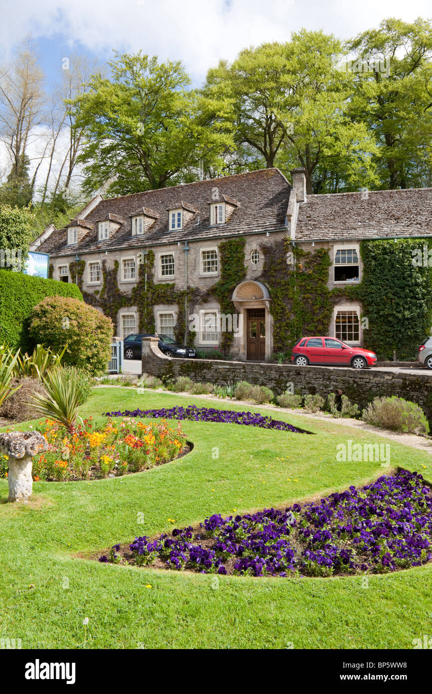 Das Swan Hotel neben dem Fluss Coln in Cotswold Dorf von Bibury, Gloucestershire Stockfoto