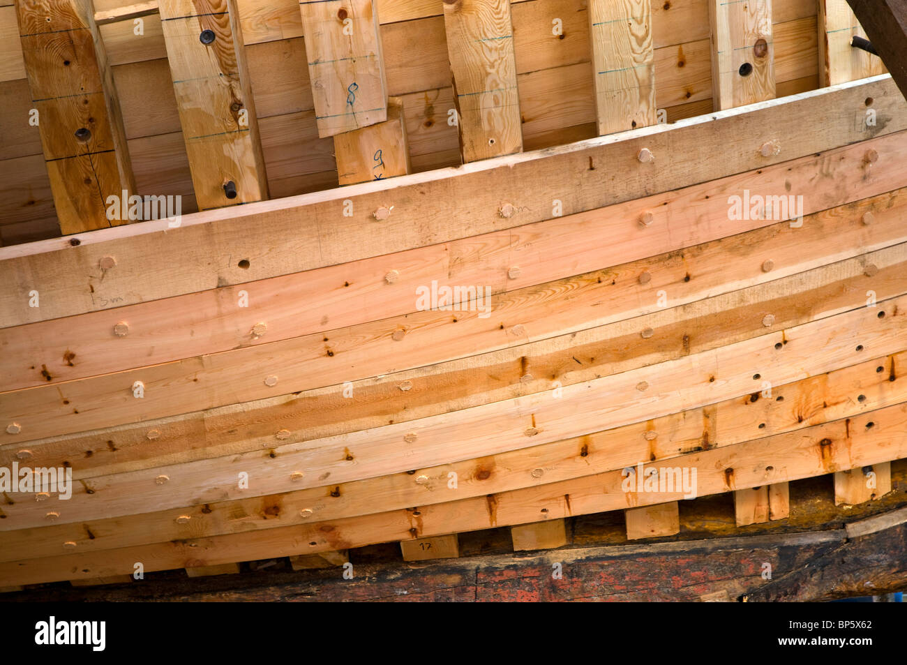 Detail zeigt, wie die Rippen auf einem traditionell gebauten Holzboot Beplankung zugeordnet ist. Marine-Museum, Norheimsund, Norwegen. Stockfoto