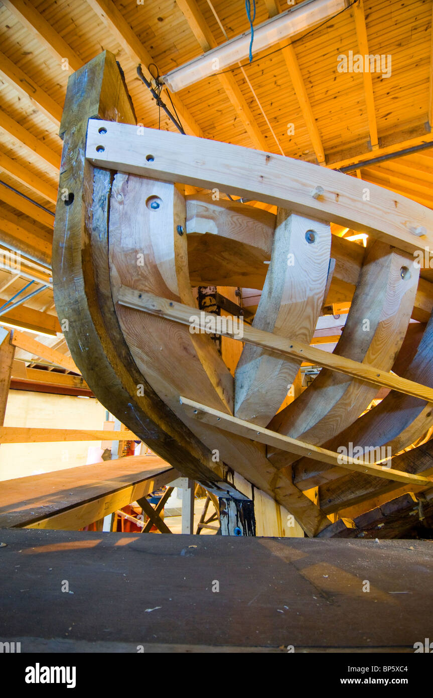 Holzboot während der Bauphase mit traditionellen hölzernen Techniken im marine Museum in Norheimsund, Norwegen Stockfoto