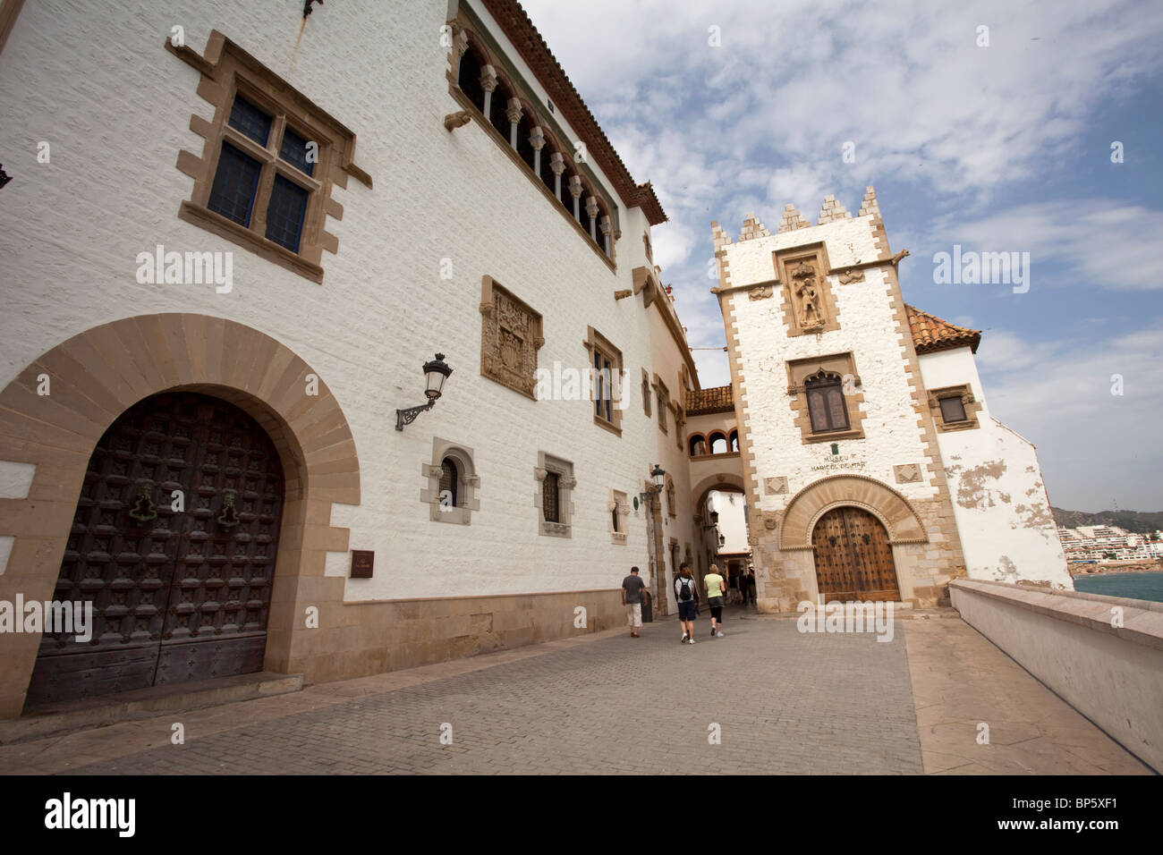 Barcelona-Sitges malerischen weiß getünchten Straße hinter der Kirche Stockfoto