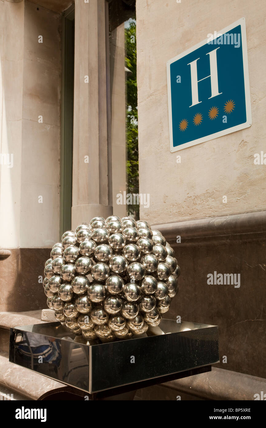 Barcelona-Mittelklasse und Luxus Hotels äußere Zeichen und künstlerische Dekoration Stockfoto