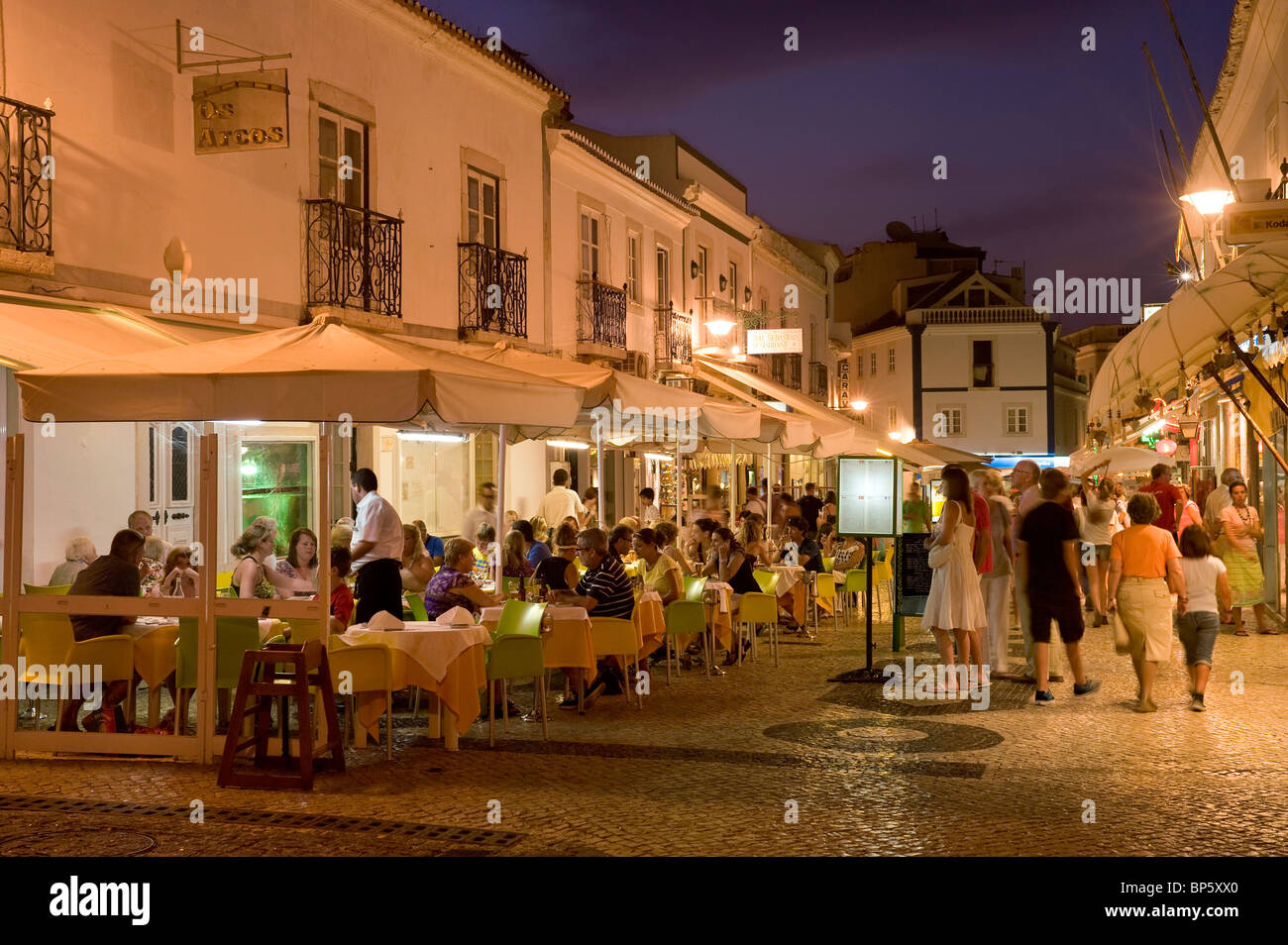 Portugal, Algarve, Lagos Haupteinkaufsstraße in der Abenddämmerung Stockfoto