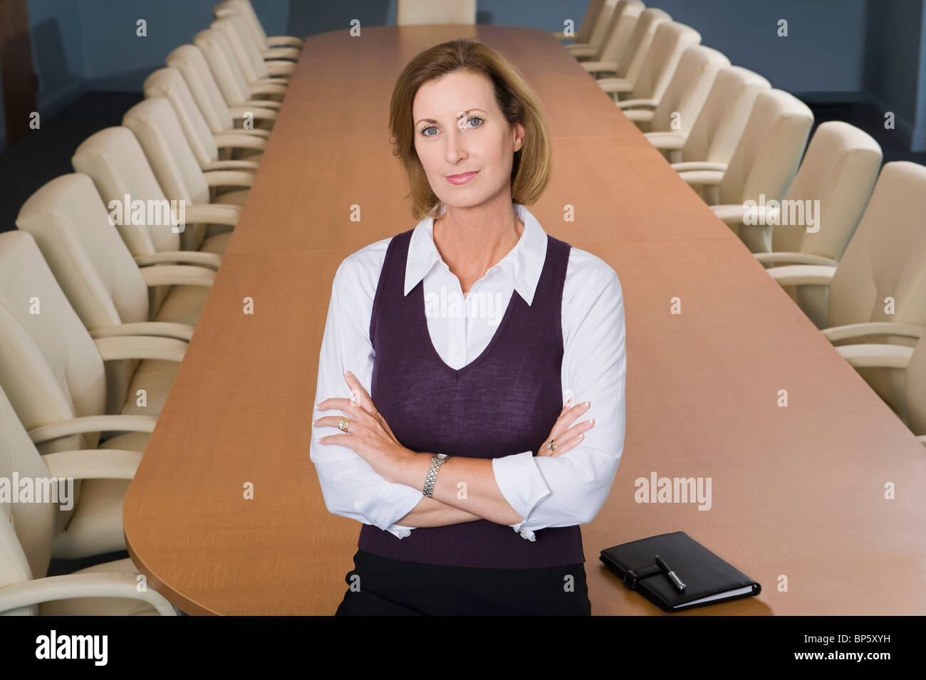 Geschäftsfrau stehen im Tagungsraum, High Angle Stockfoto