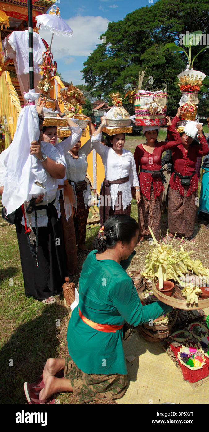 Indonesien, Bali, Feuerbestattung Zeremonie, Menschen, Stockfoto