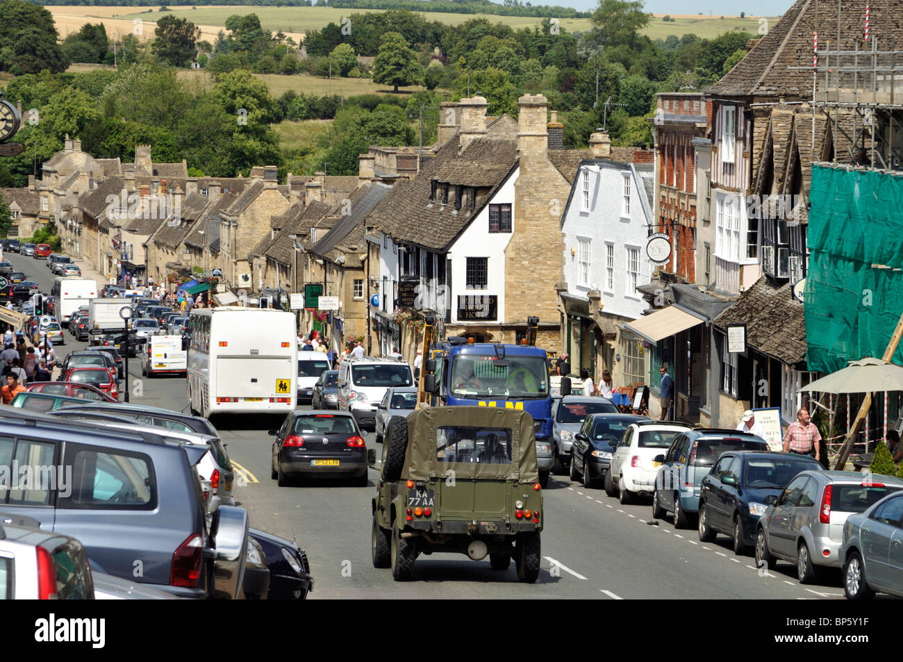 Sommer-Verkehr auf Burford High Street, Cotswolds, UK. Stockfoto