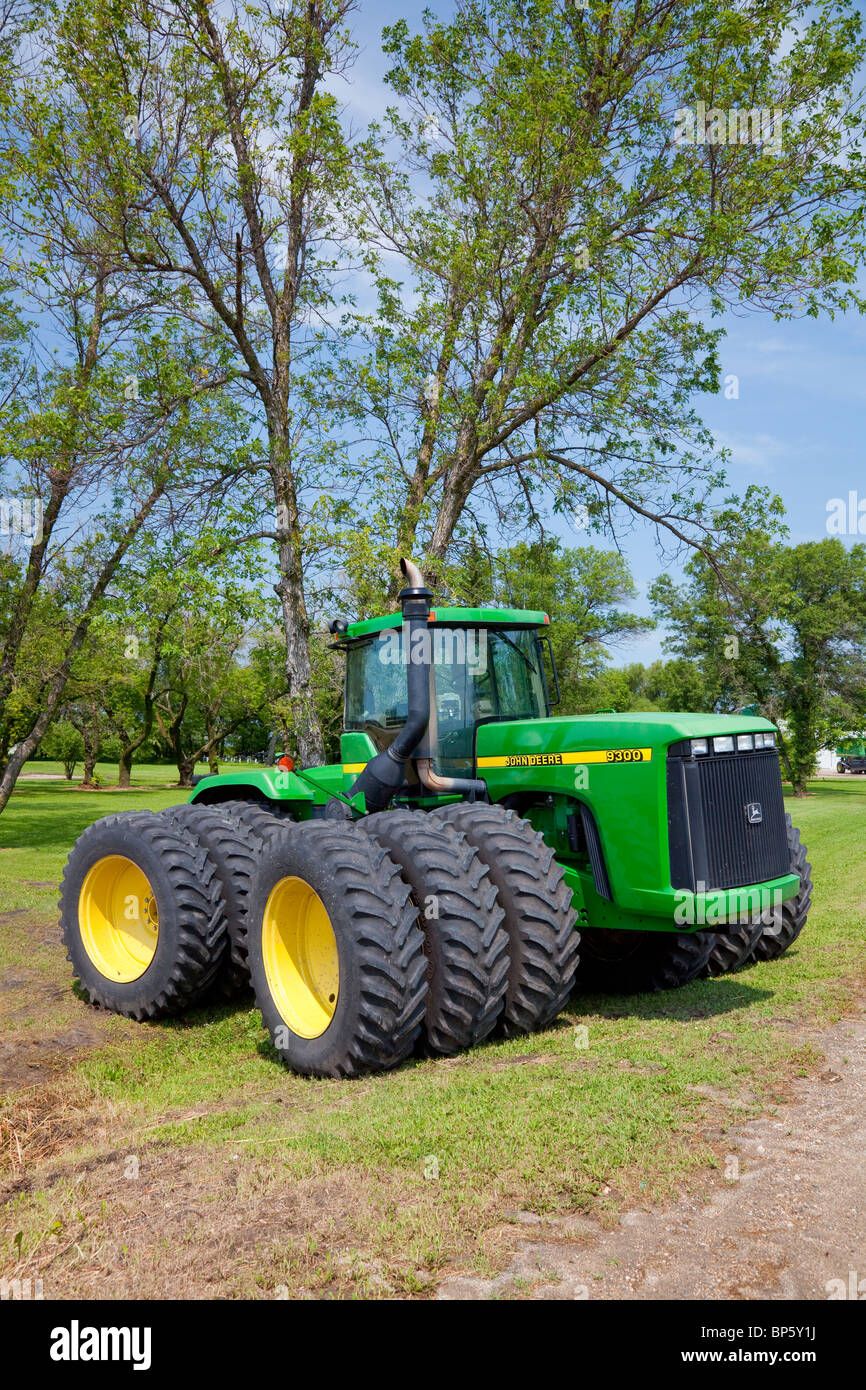 John Deere Traktoren an der Einfahrt zur Farm Froese in Reinfeld, in der Nähe von Winkler, Manitoba, Kanada. Stockfoto