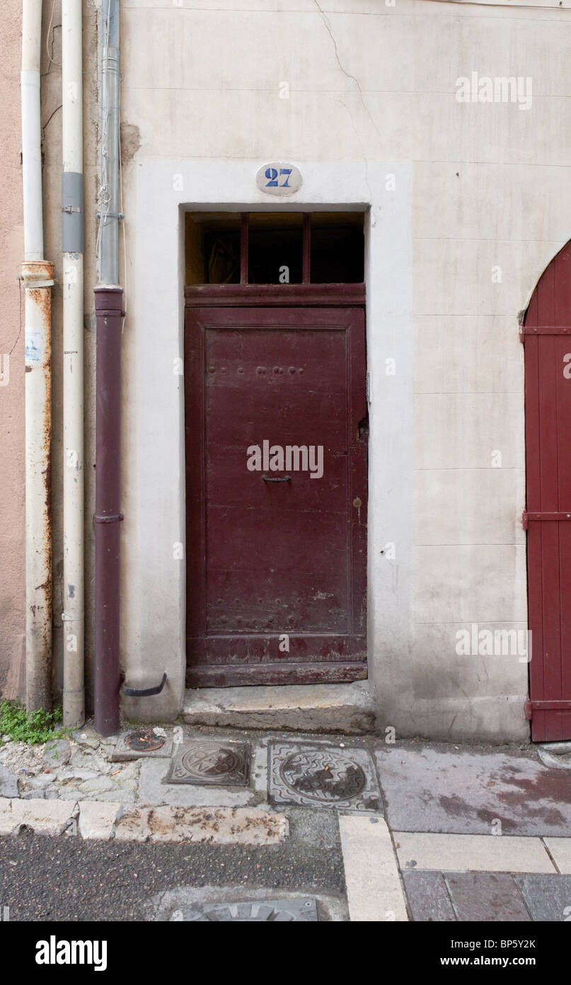 Plain old Haus Tür in Marseille, rot-braun, Nr. 27 Stockfoto