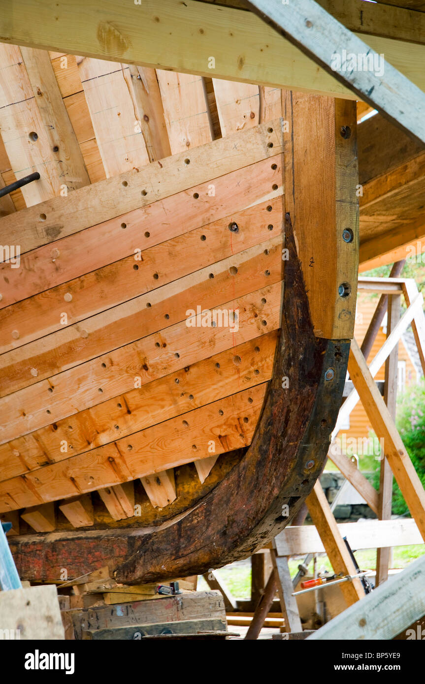 Detail zeigt, wie die Rippen auf einem traditionell gebauten Holzboot Beplankung zugeordnet ist. Marine-Museum, Norheimsund, Norwegen. Stockfoto