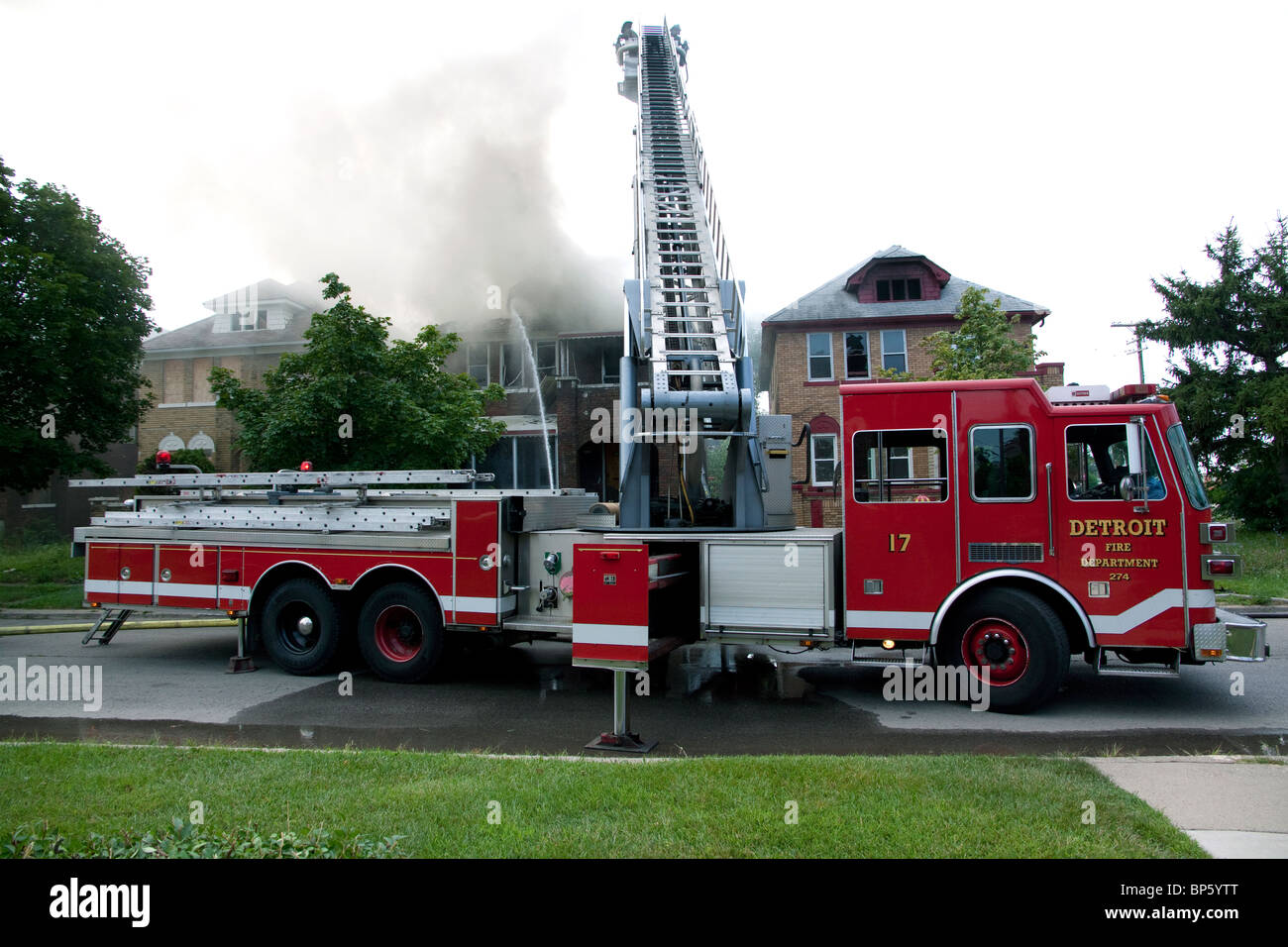 Aerial Plattform Leiter 17 bei Box Alarm Detroit Michigan USA Stockfoto