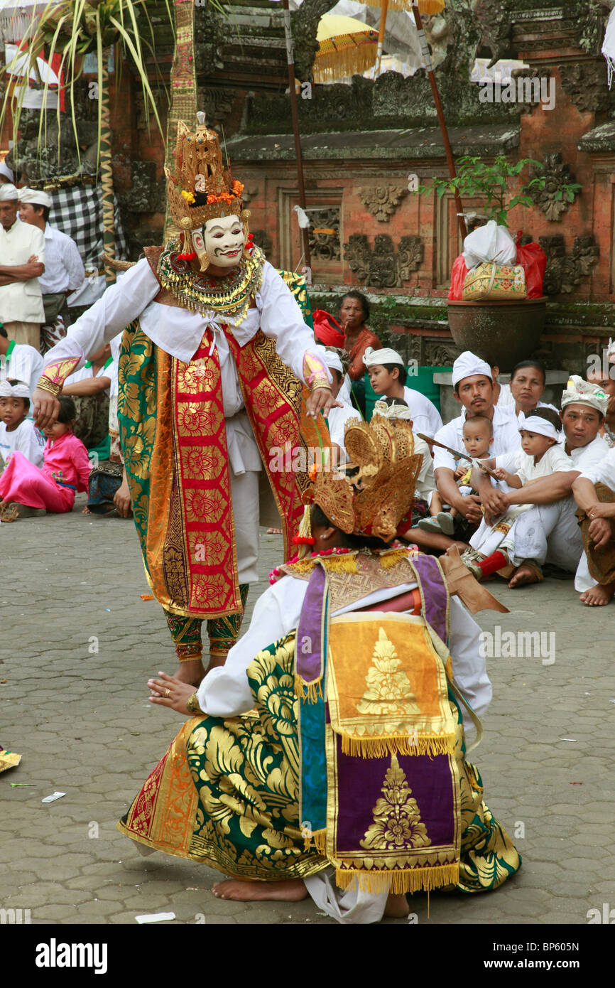 Indonesien, Bali, Mas, Tempelfest, maskierte Tänzer, Odalan, Kuningan Urlaub, Stockfoto